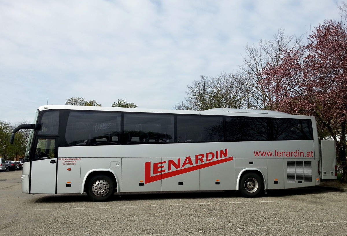 Volvo 9900 von Lenardin aus sterreich am 14.4.2015 in Krems.