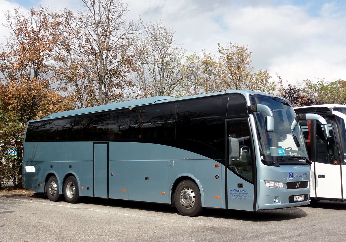 Volvo 9900 von Napravnik Reisen aus sterreich in Krems gesehen.