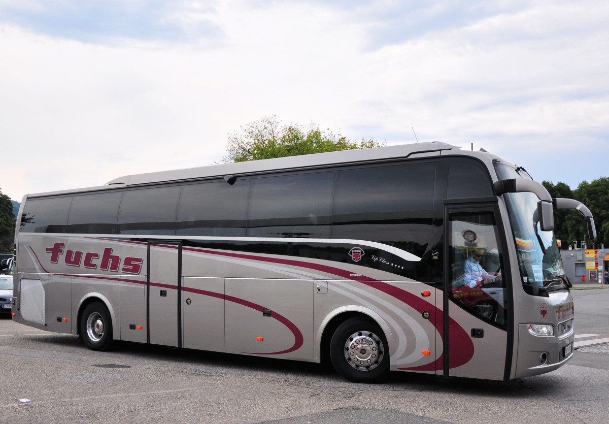 Volvo 9900 Prestige von Fuchs Reisen aus sterreich am 27.Juli 2014 in Krems gesehen.