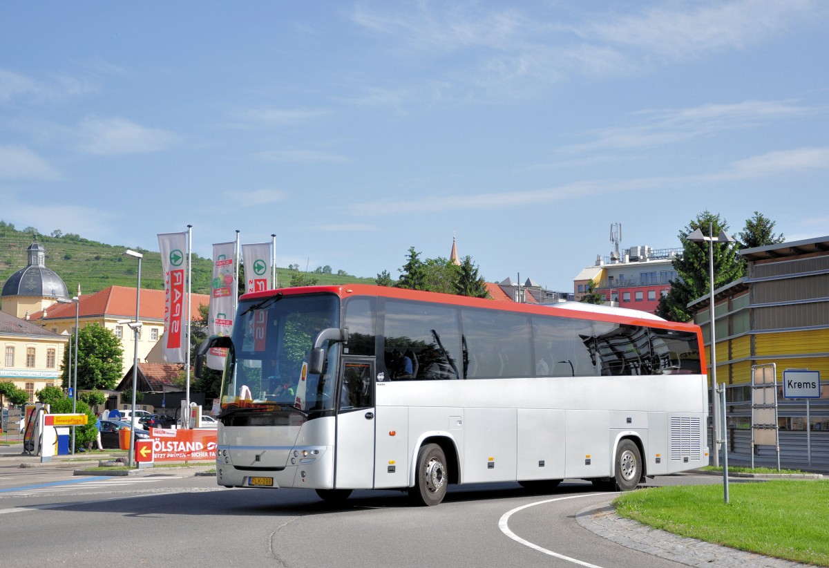 VOLVO 9900 Reisebus aus Ungarn am 19.5.2013 in Krems an der Donau.