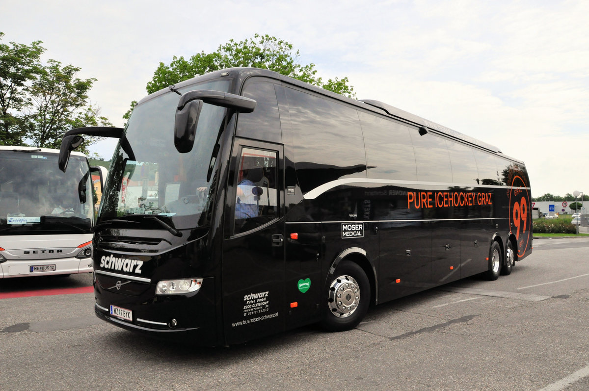 Volvo 9900 von Schwarz Reisen aus sterreich in Krems gesehen.Mannschaftsbus der 99ers Icehockey Graz.