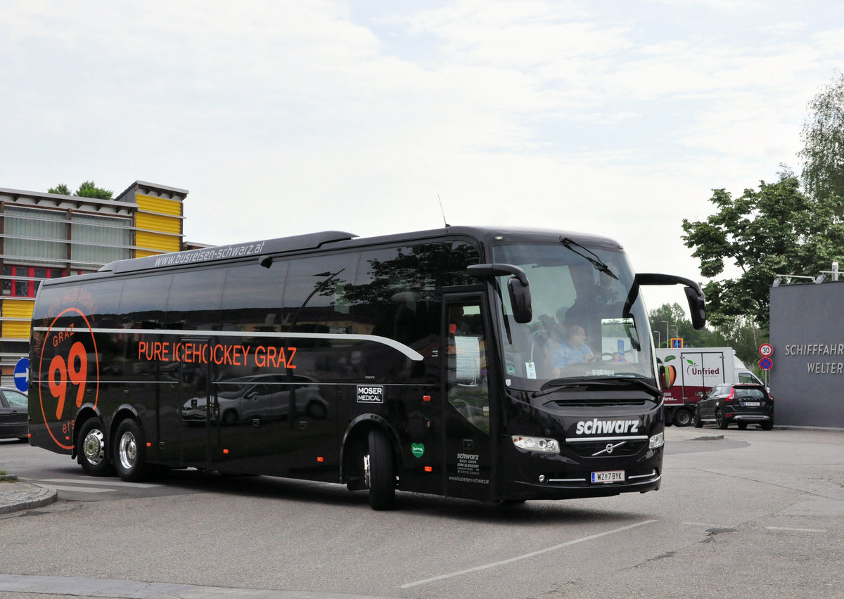 Volvo 9900 von Schwarz Reisen aus sterreich in Krems gesehen.Mannschaftsbus der 99ers Icehockey Graz.