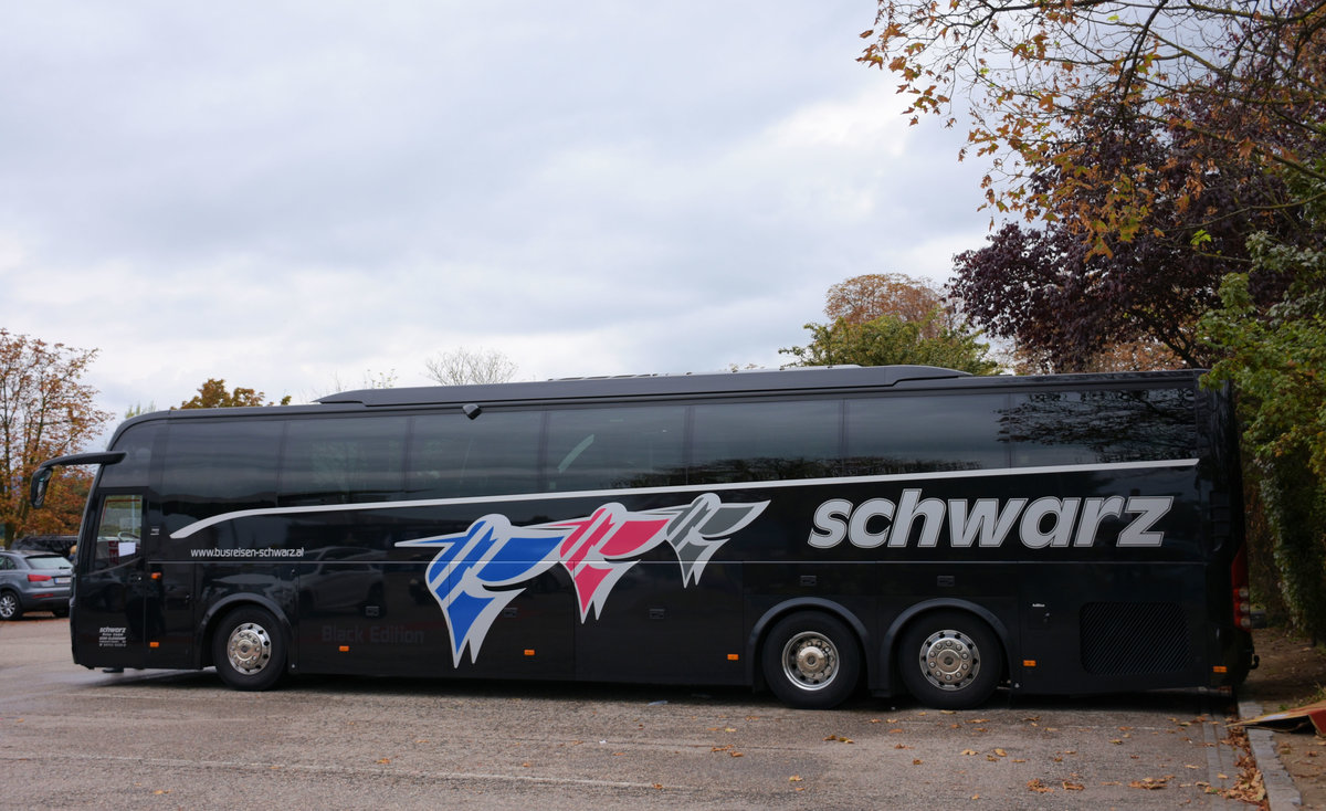 Volvo 9900 von Schwarz Reisen aus sterreich in Krems.