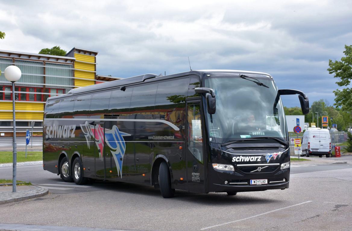 Volvo 9900 von SCHWARZ Reisen aus sterreich in Krems.