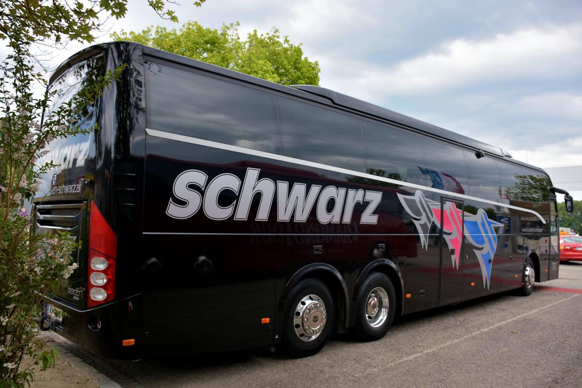 Volvo 9900 von Schwarz Reisen aus sterreich 06/2017 in Krems.