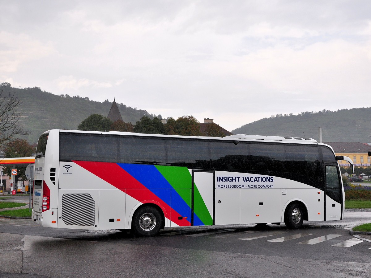 VOLVO 9900 von Wetterstein Reisen aus Tirol/sterreich am 9.9.2014 in Krems gesehen.