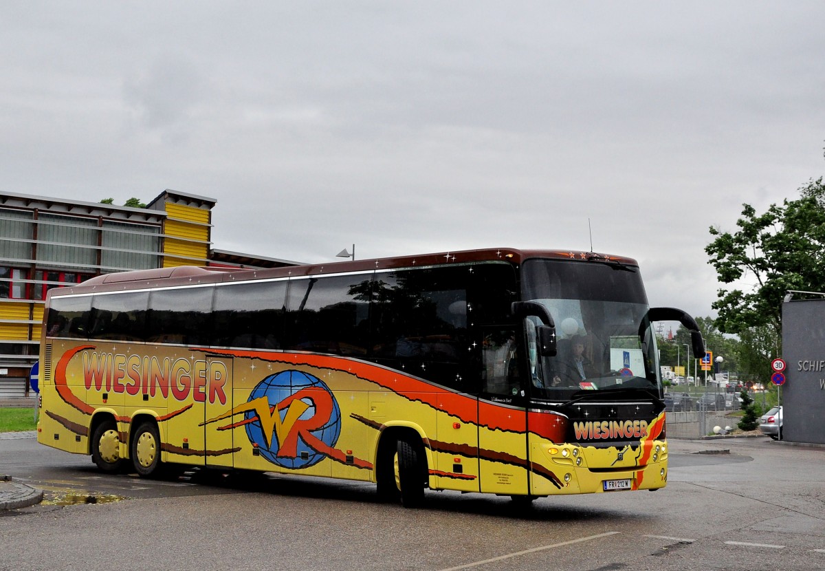 VOLVO 9900 von Wiesinger Reisen aus sterreich am 20.5.2015 in Krems.