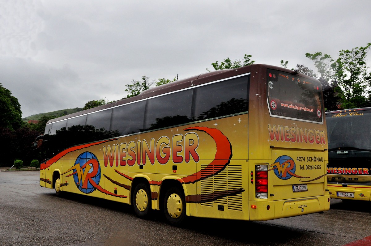 VOLVO 9900 von Wiesinger Reisen aus sterreich am 20.5.2015 in Krems.