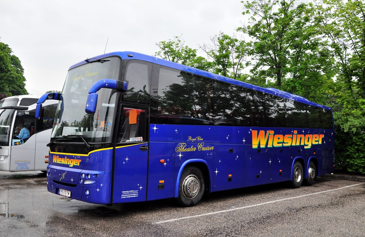 VOLVO 9900 von Wiesinger Reisen aus sterreich am 23.5.2015 in Krems.