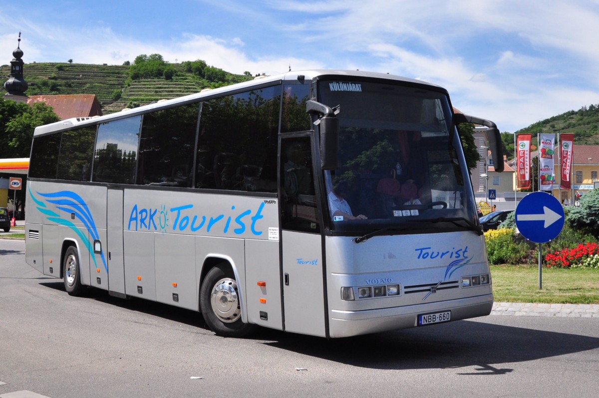 VOLVO von ARK Tourist aus Ungarn im Juni 2015 in Krems unterwegs.