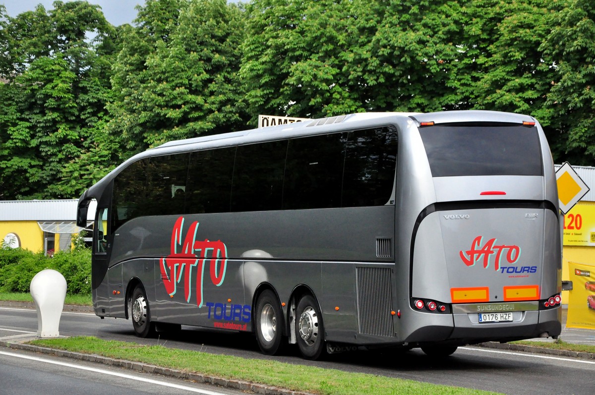 Volvo B11R Sunsundegui von Sato tour aus Spanien im Mai 2015 in Krems unterwegs.