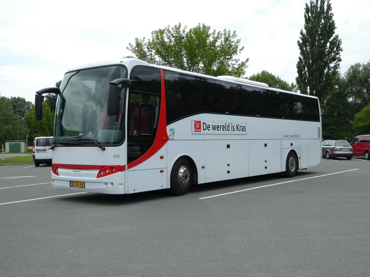 Volvo des Reisedienstes Munckhof steht auf dem Parkplatz von Harzkristall Derenburg, Juli 2016 