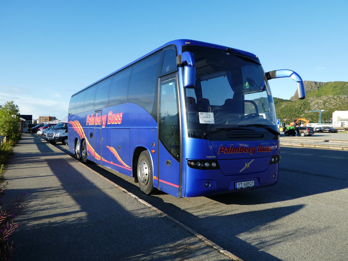 Volvo vom PALMBERG BUSS steht im August 2017 am Fhranleger in Svolvaer