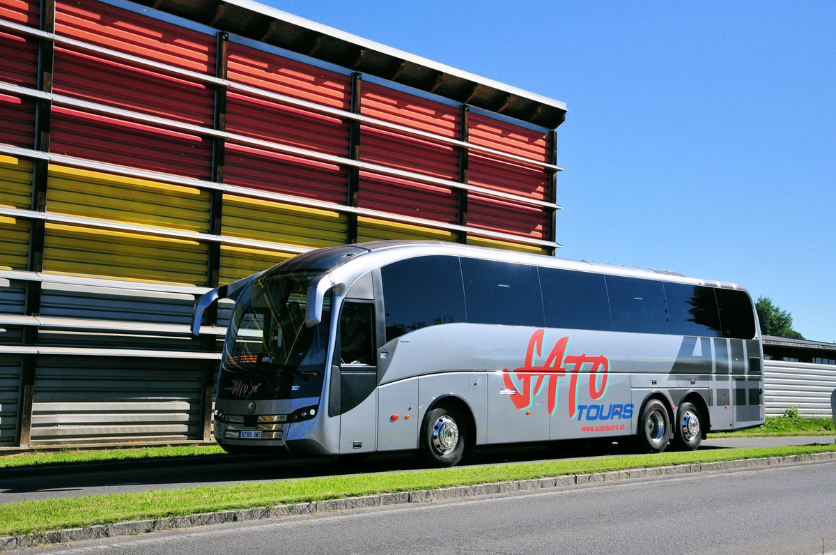 Volvo SC7 Sunsundegui von Sato Tours in Krems unterwegs.