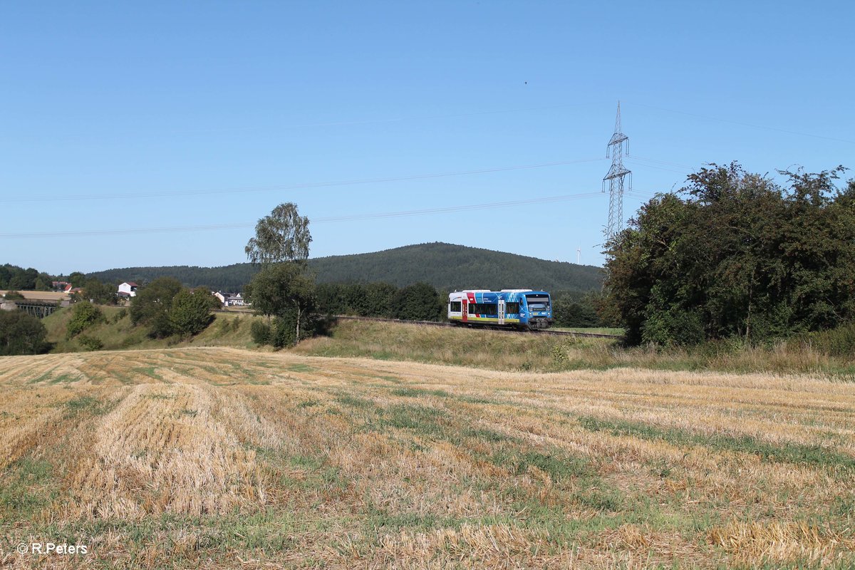 VT650 703 mit Werbung beim Viadukt bei Seu�en als OPB 20882 nach Marktredwitz 31.08.16