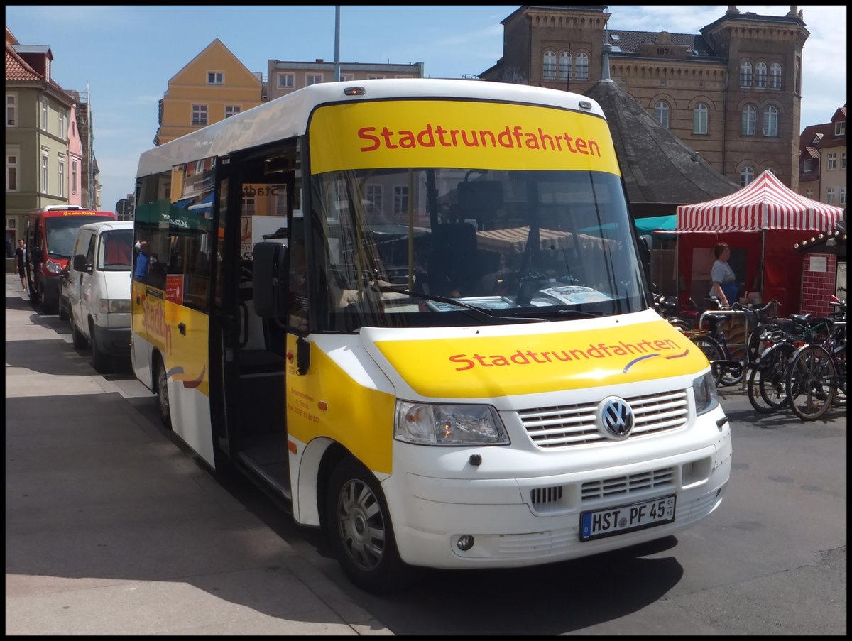 VW Kleinbus von Stadtrundfahrten Stralsund in Stralsund. 