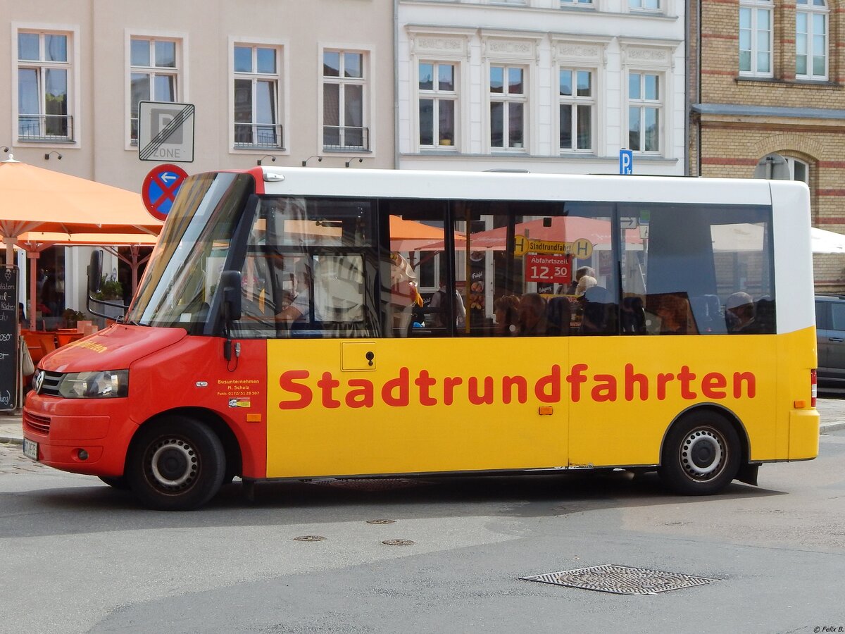 VW Kutsenits von Busunternehmen Manfred Scholz aus Deutschland in Stralsund.