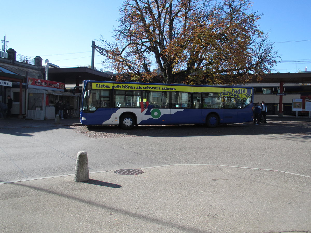 VZO - Mercedes Citaro Nr. 14 (Baujahr 2001) steht am Bahnhof in Wetzikon am 14.10.17