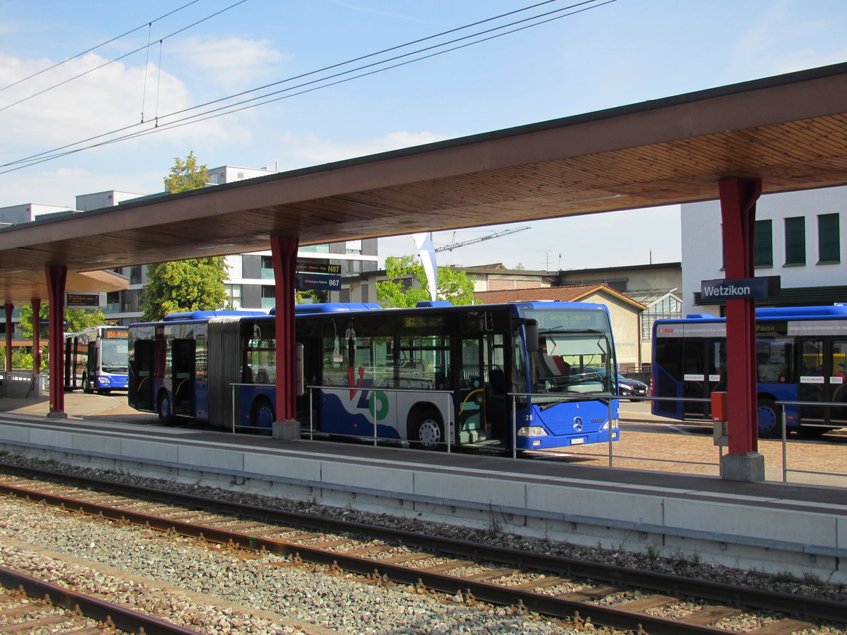 VZO - Mercedes Citaro Nr. 28 (Baujahr 2005) am Bahnhofplatz von Wetzikon am 23.8.18