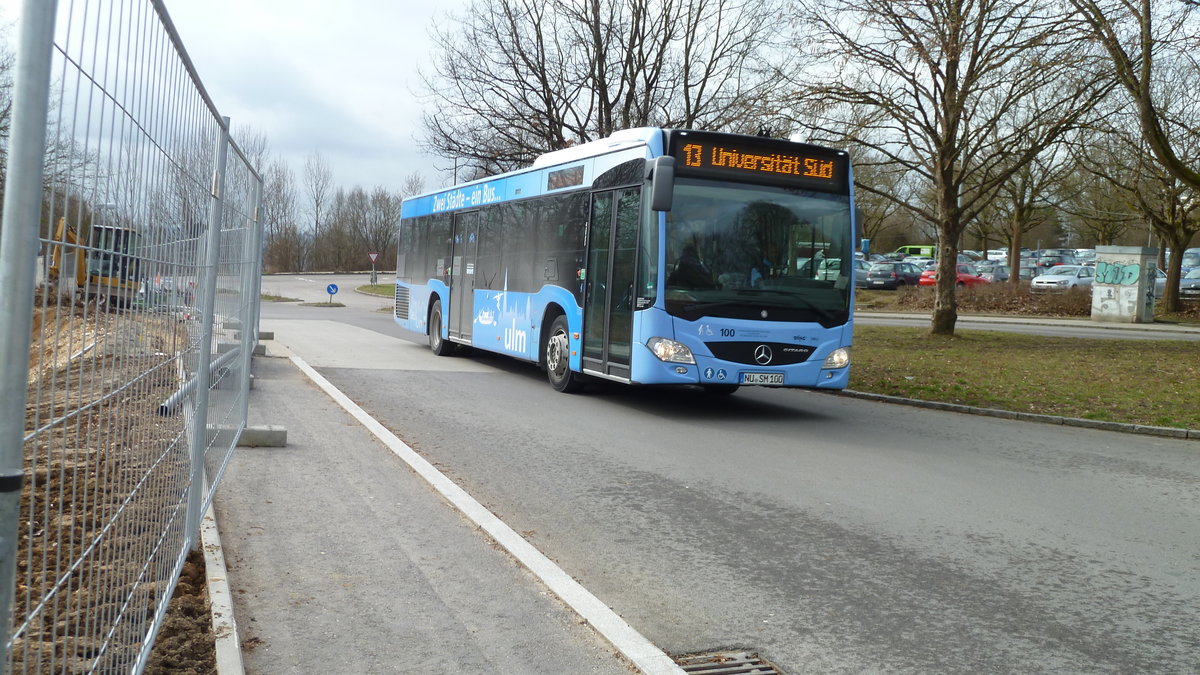 Wagen 100, einer der wenigen Solowagen die die SWU Verkehr momentan besitzt, fhrt auf der Linie 13, auf dem Bild in die Wendeschleife am Kuhberg.