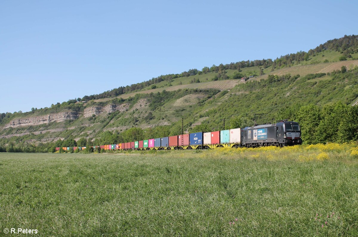 X4E 605 alias 193 605 zieht ein Containerzug bei Thüngersheim in Richtung Süden. 02.06.21