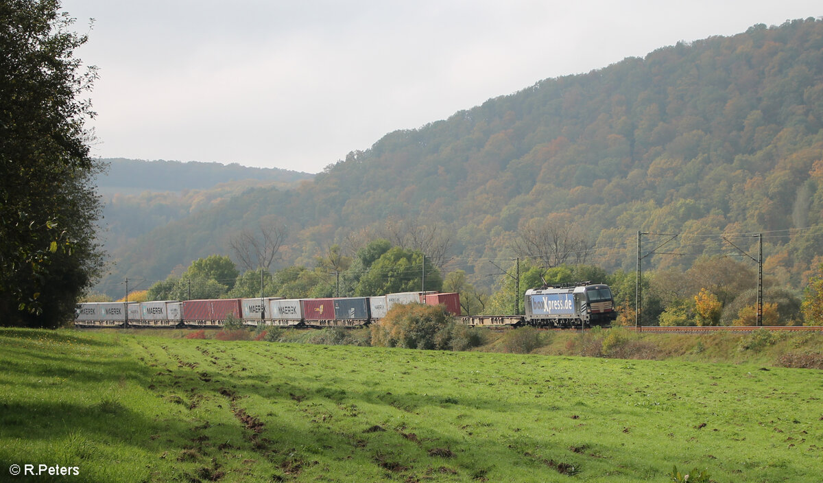 X4E 608 alias 6193 608-7 zieht bei Wernfeld ein Containerzug in Richtung Norden. 20.10.24