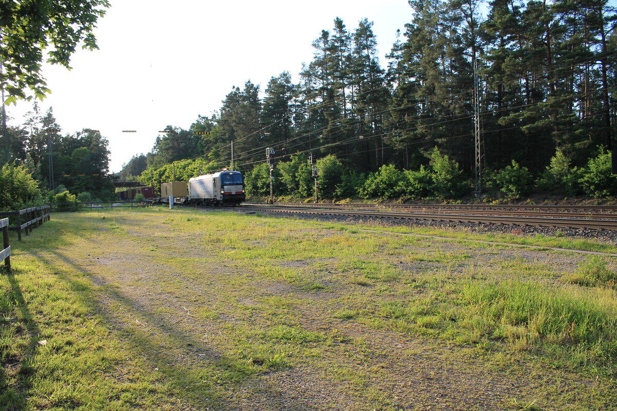 x4E 609 alias 193 609 zieht mit einem Containerzug durch Ochenbruck. 07.06.24