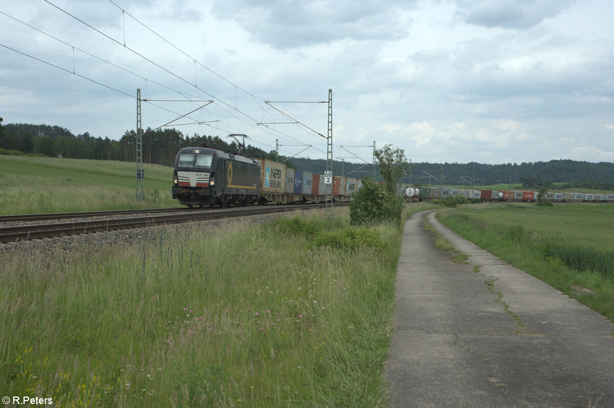 X4E 612 alias 193 612 zieht vor Oberdachstetten ein Containerzug in Richtung Norden. 08.06.24