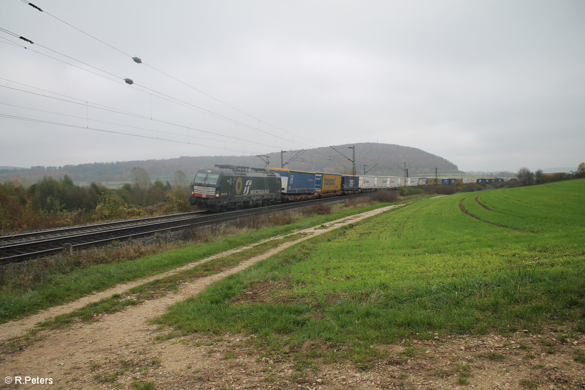 X4E 702 zieht mit einem Wechselpritschenzug durch die Kurve bei Treuchtlingen. 01.11.24
