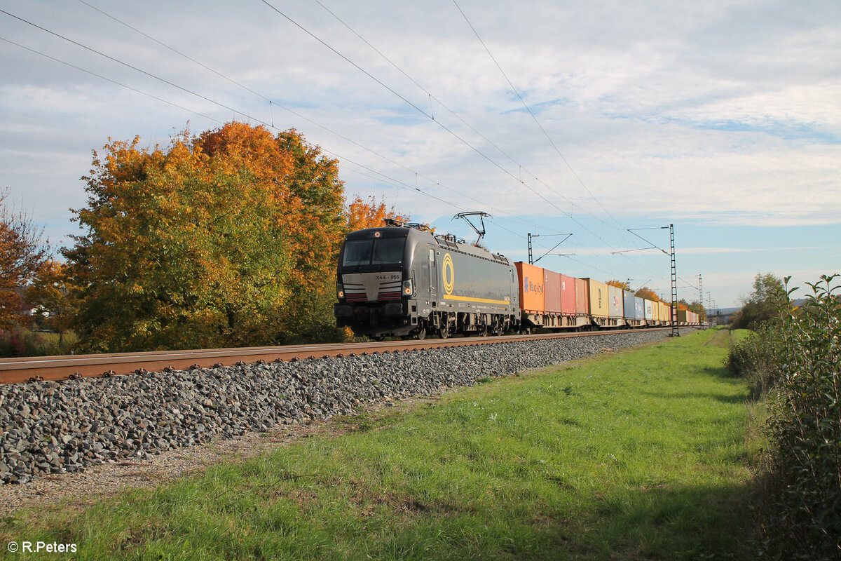 X4E 855 alias 193 855 zieht mit einem Containerzug bei Thüngersheim in Richtung Norden. 21.10.24