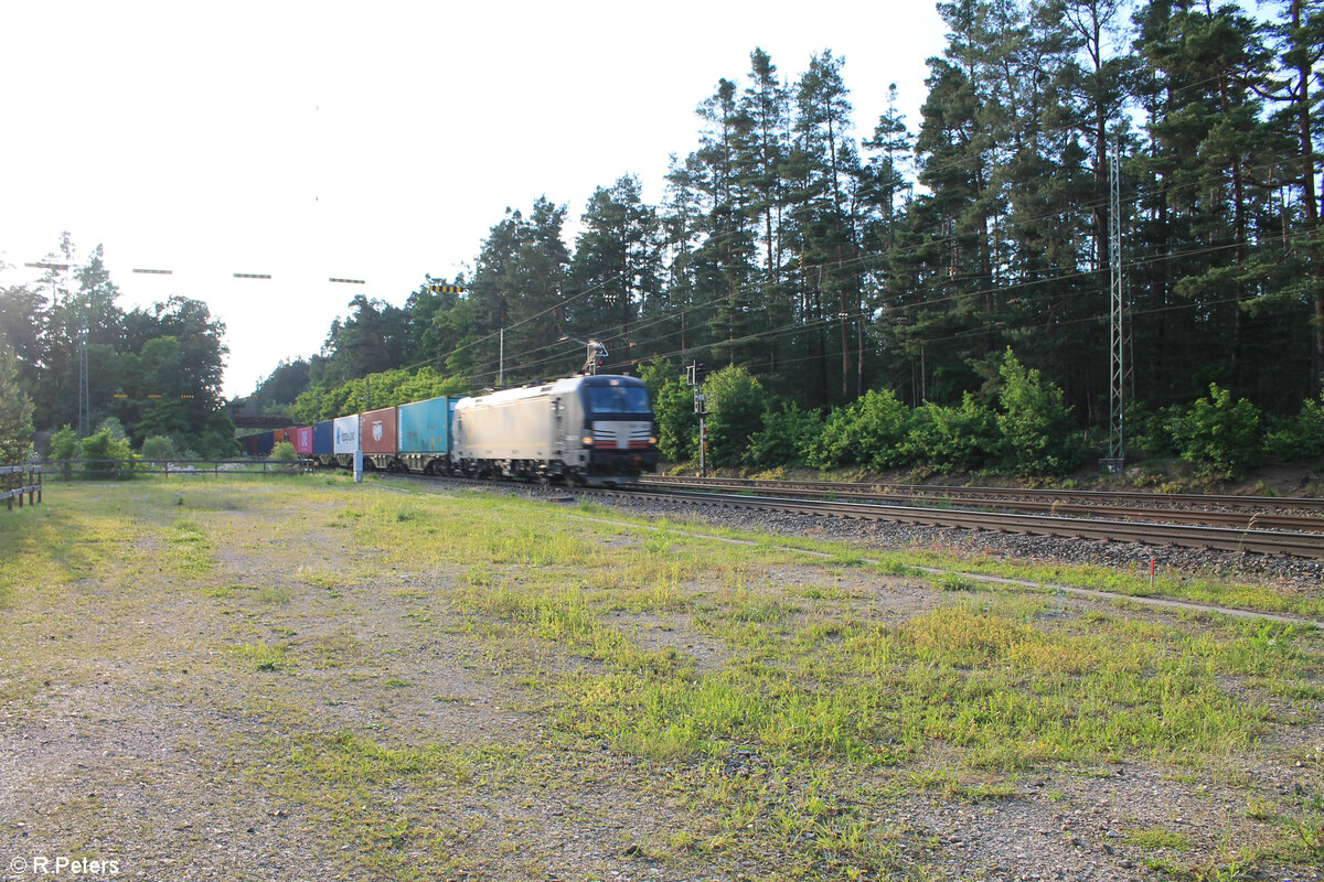 X4E 867 zieht mit einem Containerzug durch Ochenbruck in Richtung Regensburg. 07.06.24