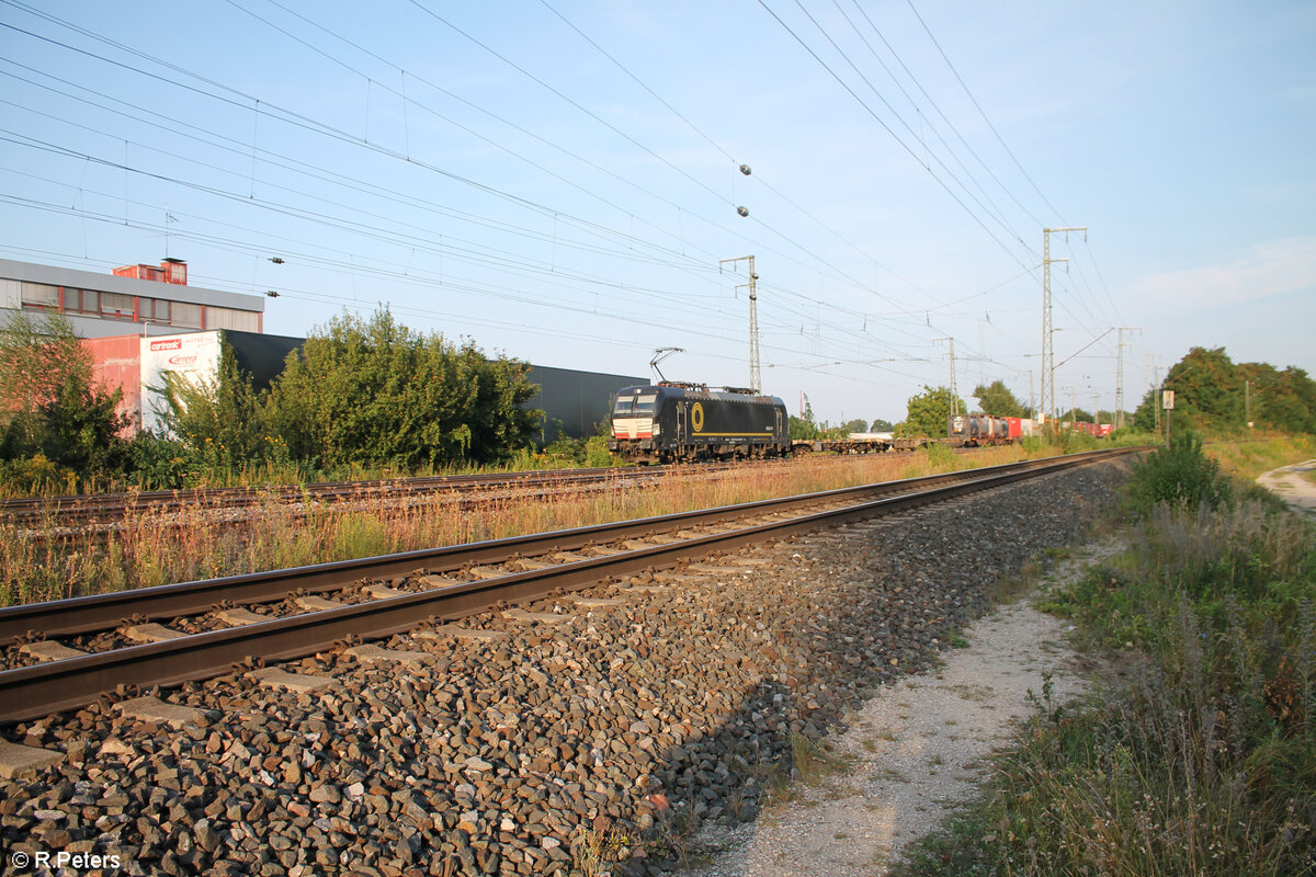 X4E 867 zieht mit einem Containerzug durch Nürnberg Hohe Marter. 31.08.24