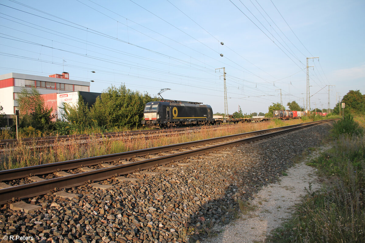 X4E 867 zieht mit einem Containerzug durch Nürnberg Hohe Marter. 31.08.24