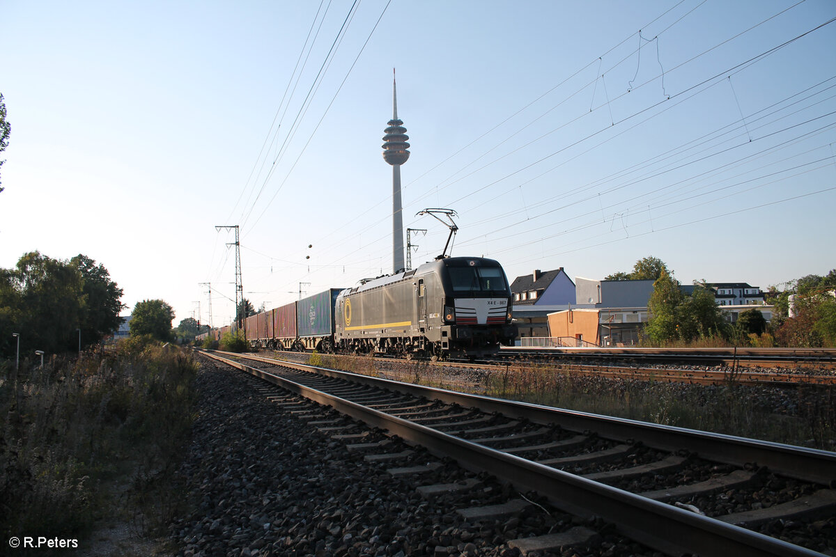 X4E 867 zieht mit einem Containerzug durch Nürnberg Hohe Marter. 21.09.24