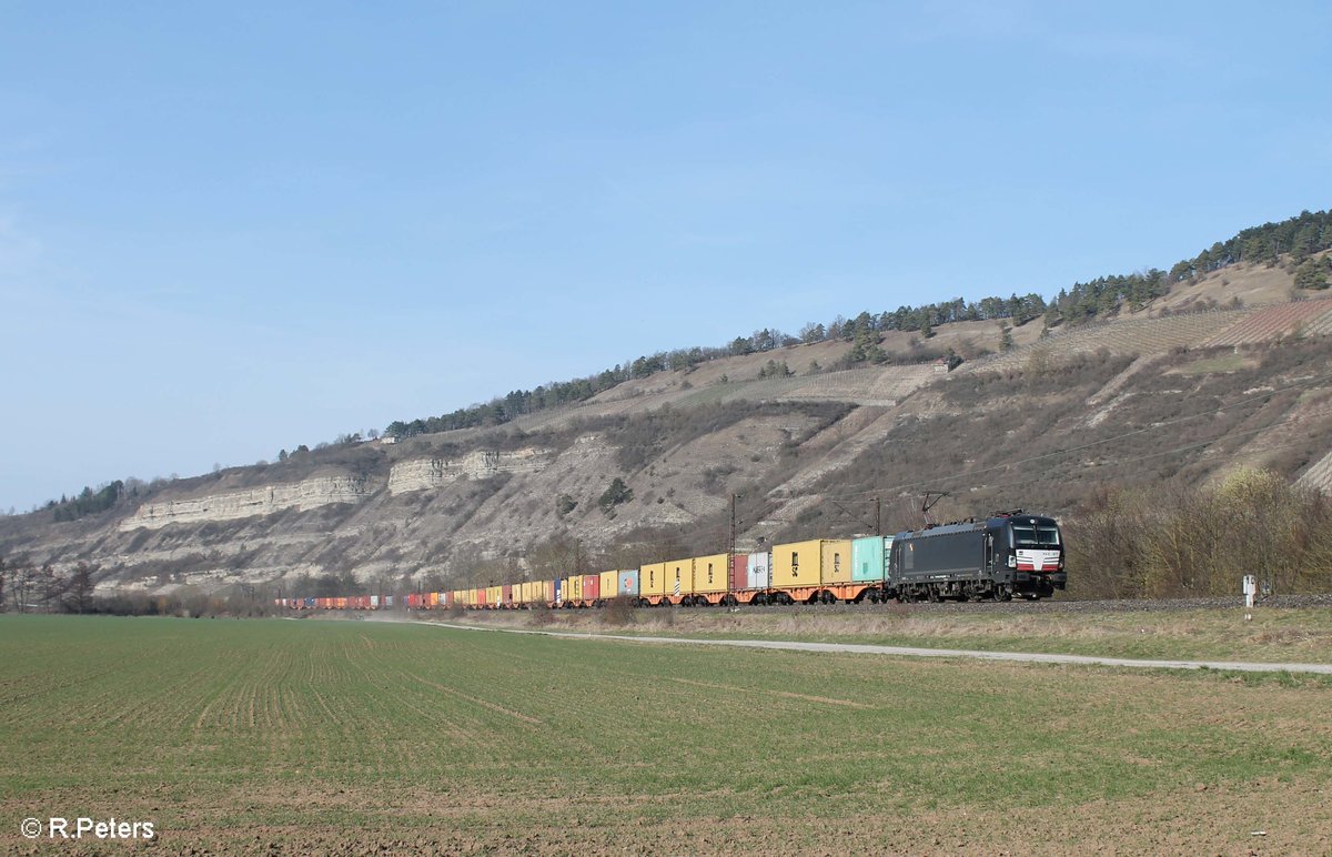 X4E 877 alias 193 877-8 zieht bei Thüngersheim den Containerzug im Auftrag von WLC. 16.03.17