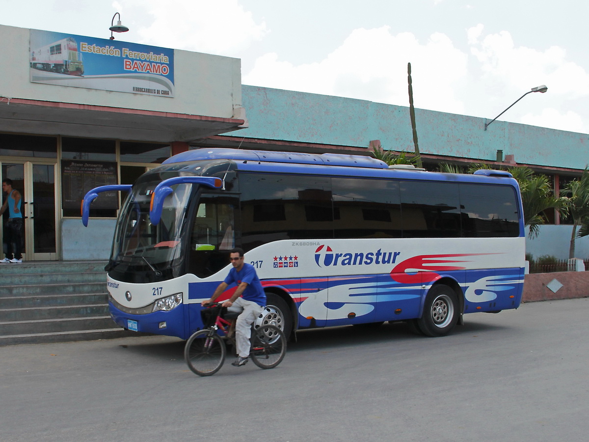 Yutong ZK6809HA Bus am 11. April 2011 in Cienfuegos vor dem Bahnhof,