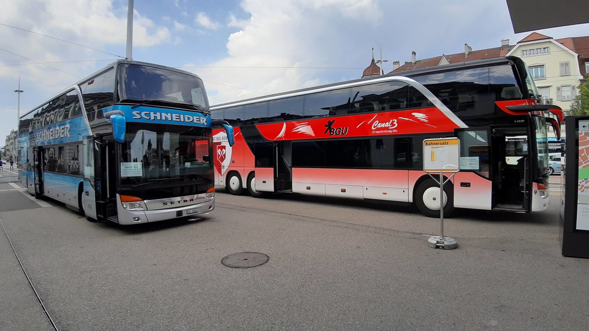 zwei Setra S 431 DT beim Hauptbahnhof Solothurn, im Einsatz als Bahnersatz zwischen Grenchen Sd und Solothurn Hauptbahnhof. Busbetrieb Grenchen und Umgebung BGU, SO 66578 und Schneider Reisen und Transport AG, Langendorf, SO 20660, Aufgenommen am 24. Juni 2020