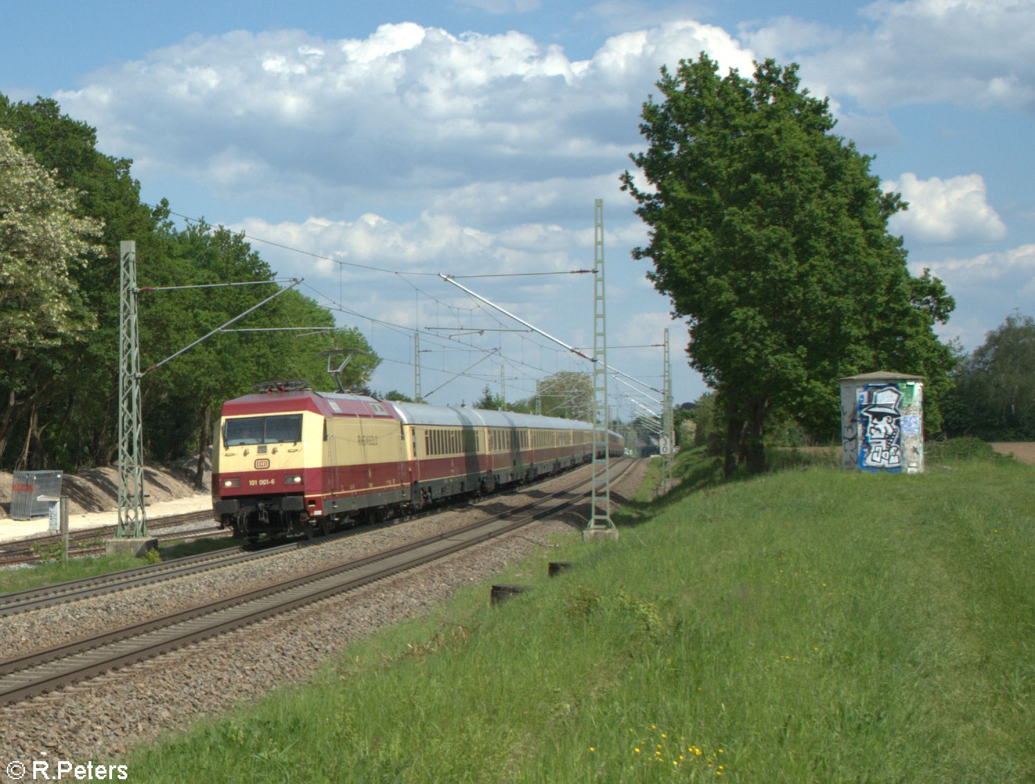 101 001 mit dem AKE Rheingold DZ 13418 Wien - Cottbus bei Fürth Unterfürberg. 12.05.24