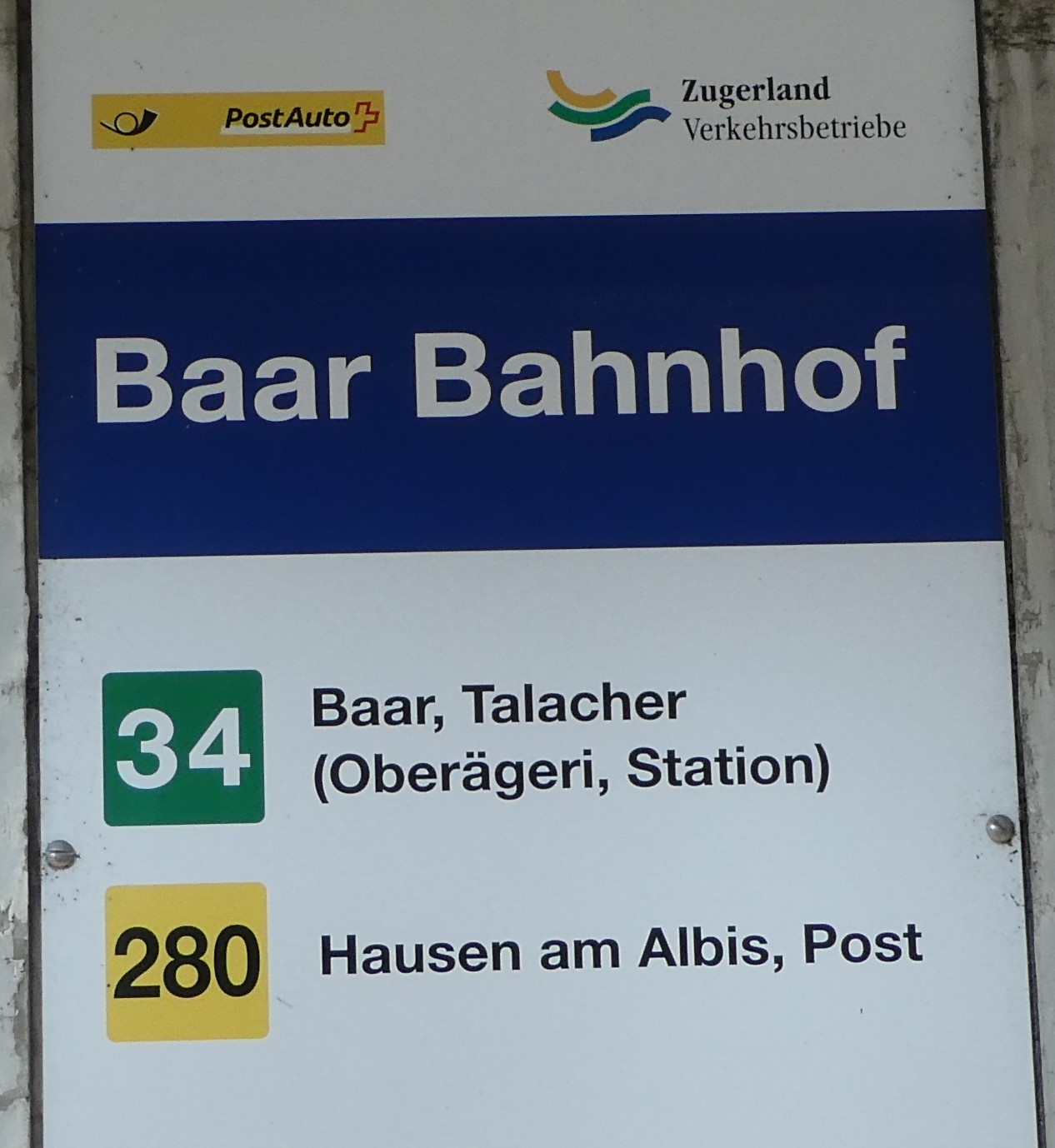 (253'362) - PostAuto/Zugerland Verkehrsbetriebe-Haltestellenschild - Baar, Bahnhof - am 3. August 2023