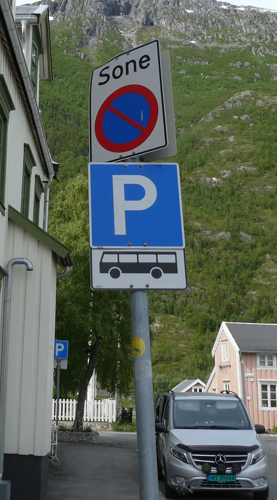 (288'896) - Busparkplatz am 18. Jini 2026 in Mosj�en