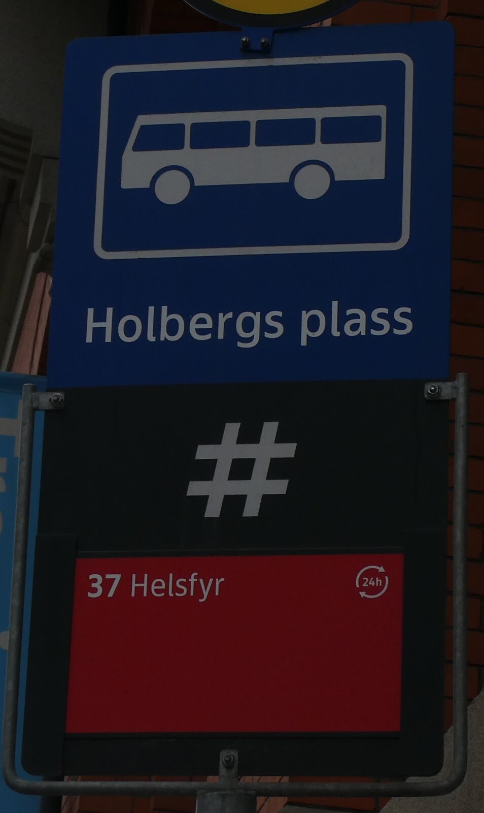 (289'058) - Ruter-Haltestellenschild - Oslo, Holbergs plass - am 20. Juni 2026