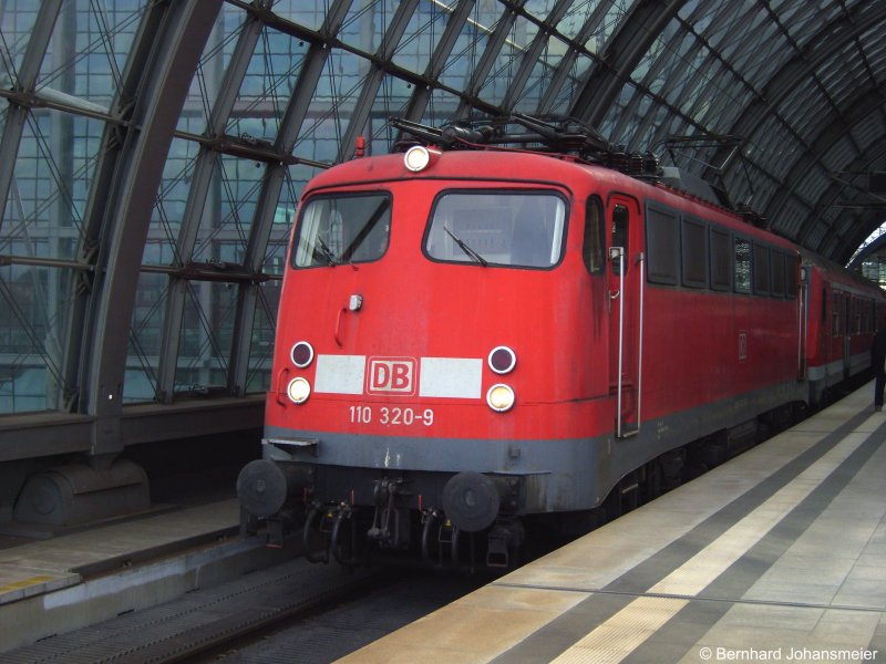 110 320-9 kommt mit dem Sonderzug nach N�rnberg vom BW Grunewald im Berliner Hbf an. Mai 2009