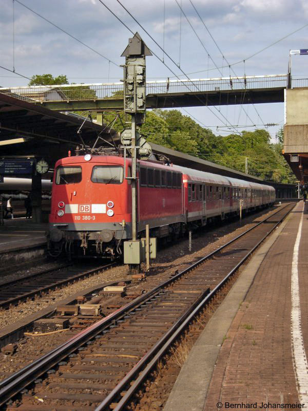110 380-3 ist mit RB 11224 aus Bonn in Wuppertal angekommen und wechselt jetzt auf RB 11987 nach K�ln. Juli 2009; Bildbearbeitung Kay Hanisch
