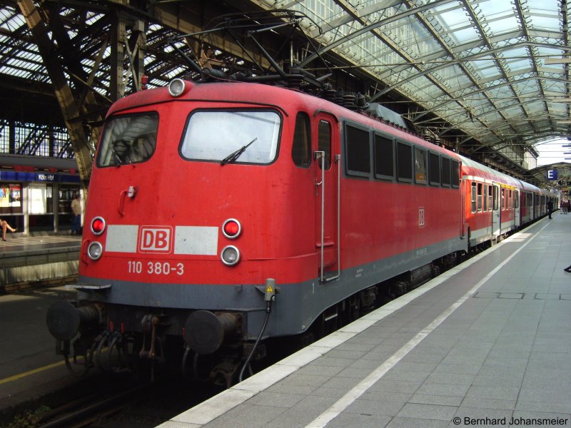 110 380-3 steht mit RB 11224 von Bonn Mehlem nach Wuppertal Hbf im K�lner Hbf auf Gleis 1. Juli 2009