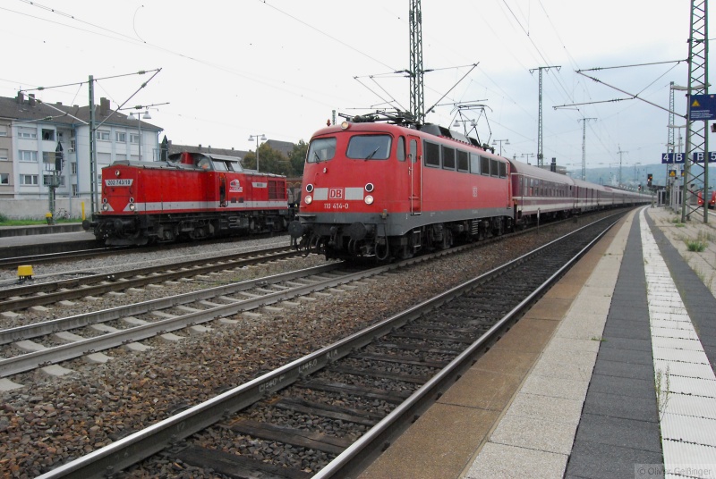 110 414-0 mit einem 14-Wagen-Pilgerzug Lourdes-K�ln nach einem Zwischenhalt. Und das in der Geburtsstadt von Philip Melanachton. (Bruchsal, 30. September 2008) 