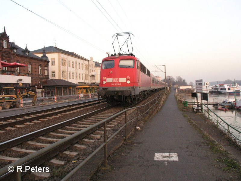 110 435-5 schiebt ihren RE Wiesbaden durch R�desheim an dem Rhein. 13.02.08