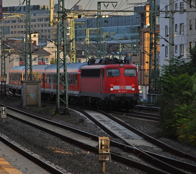 110 444-7 durchs H�userdickicht und den Westbahnhof Frankfurt auf dem Weg zum Hauptbahnhof. (23.09.2009)