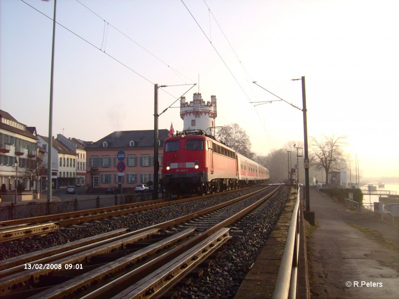 110 444-7 f�hrt in R�desheim an dem Rhein mit ein RE Koblenz ein. 13.02.08