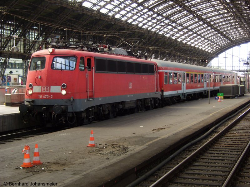 110 470-2 steht mit dem ersten RE9 Nachmittagsverst�rker nach Siegen im K�lner Hbf. Juli 2009