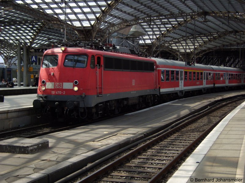 110 470-2 zieht den RE9 Verst�rker nach Siegen aus dem K�lner Hbf. Juli 2009